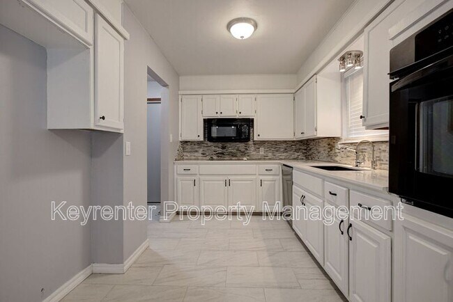 Building Photo - 1701 Oakhurst Ave