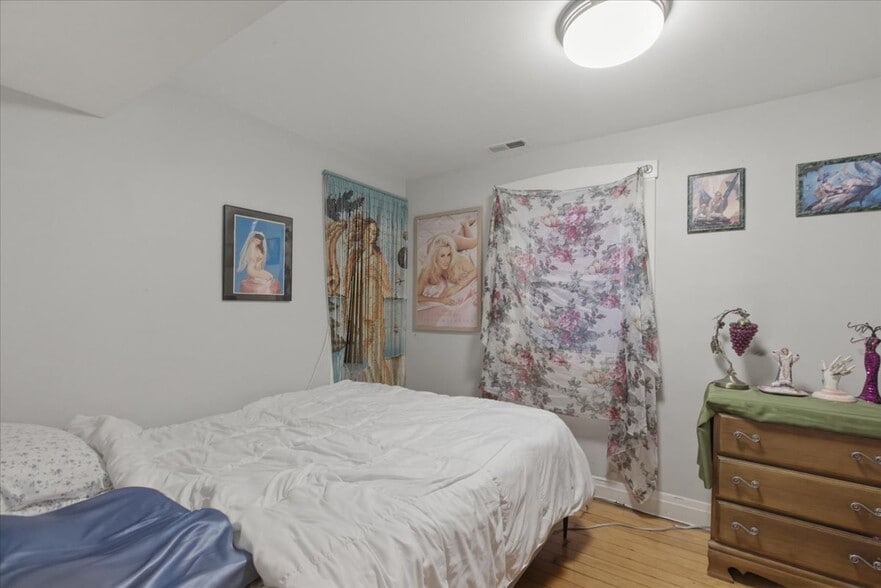 Building Photo - 2711 N Lawndale Ave