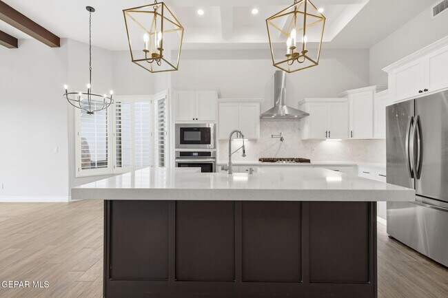 Building Photo - 219 Emerald Brass