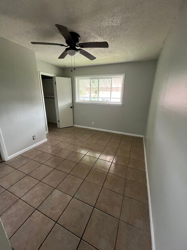 Building Photo - 403 Gulpha Dr