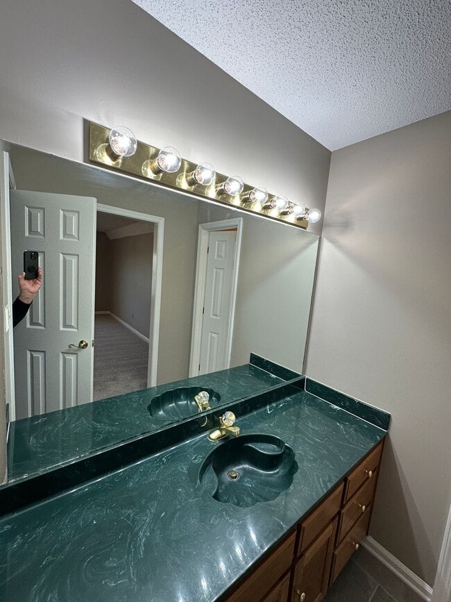 Building Photo - Elegant 4 BR w/POOL MAINTENANCE INCLUDED near Cherokee Valley Golf Club