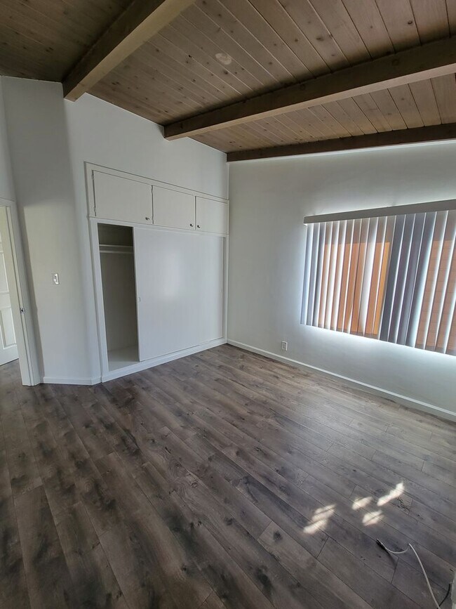 Building Photo - 639 Howland Dr