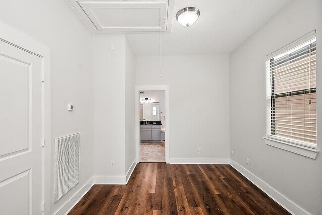 Building Photo - 1121 W 17th St