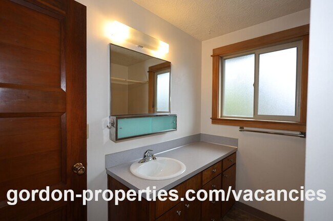 Building Photo - SE Cedar Ave - Single level 2 bedroom unit in duplex