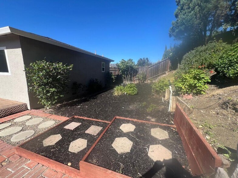 Building Photo - 3421 Serpentine Dr