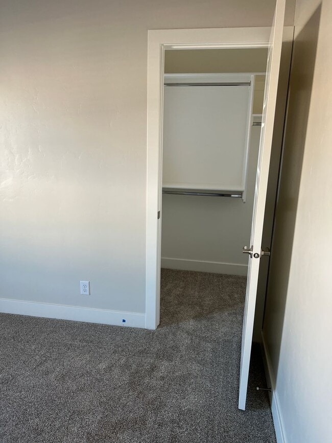 Building Photo - 3 Bedroom 2.5 Bathroom Townhome in Washington!