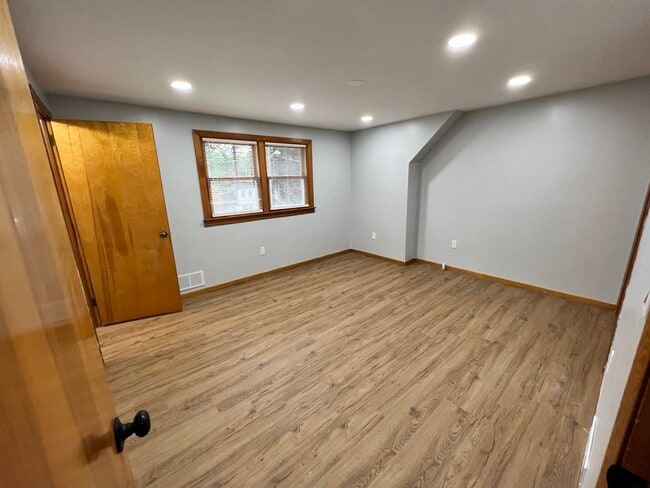 Building Photo - 18 Birk St