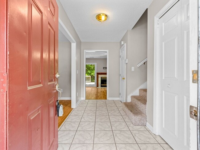 Building Photo - Country Club Area!