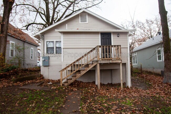Building Photo - 1415 S Cedar St