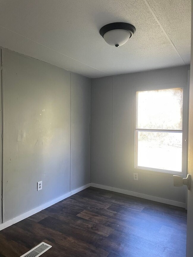 Building Photo - 3 BR 2 Bath 1,120 sq ft singlewide mobile ...