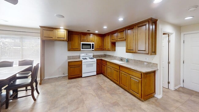 Building Photo - *AVAILABLE NOW**2 Bedroom 1 1/2 Bath- Back...
