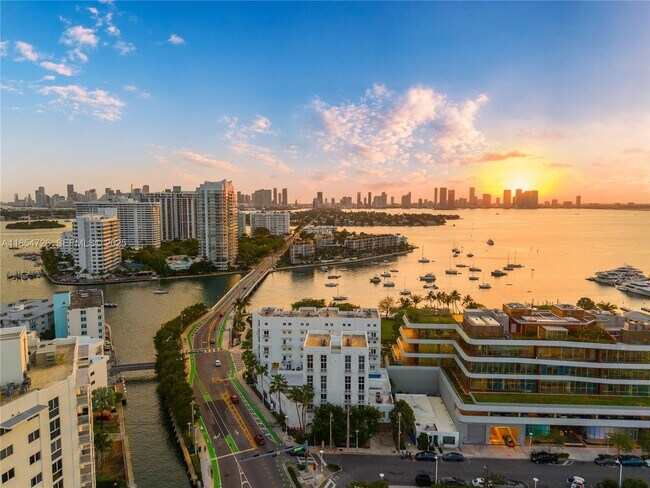 Building Photo - 1701 Sunset Harbour Dr