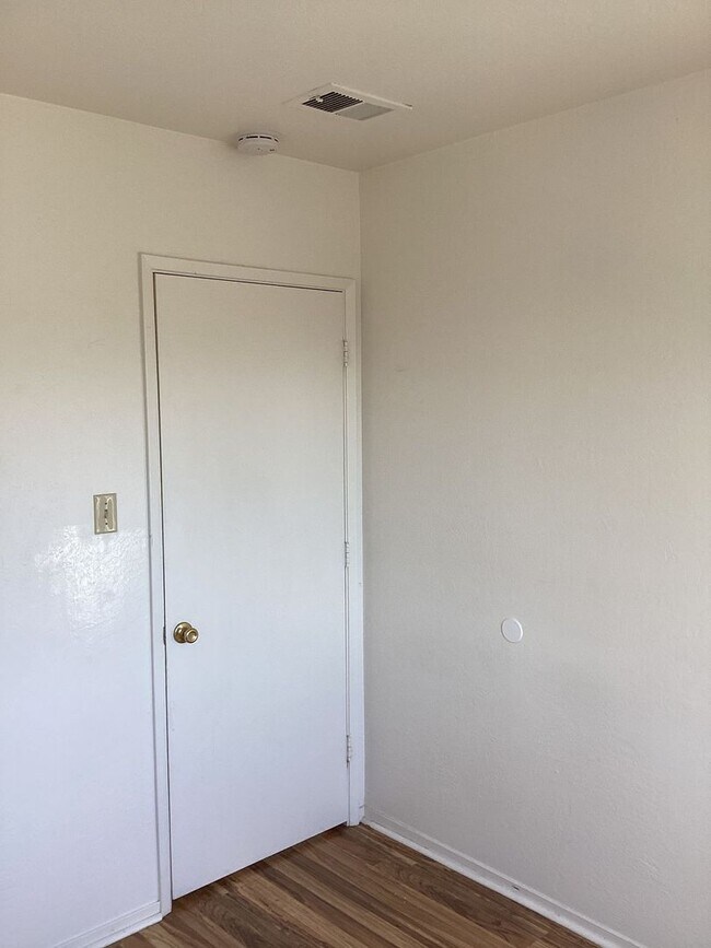 Building Photo - NOW AVAILABLE!! 2 BEDROOM 1.5 BATH GUSTINE APARTMENT