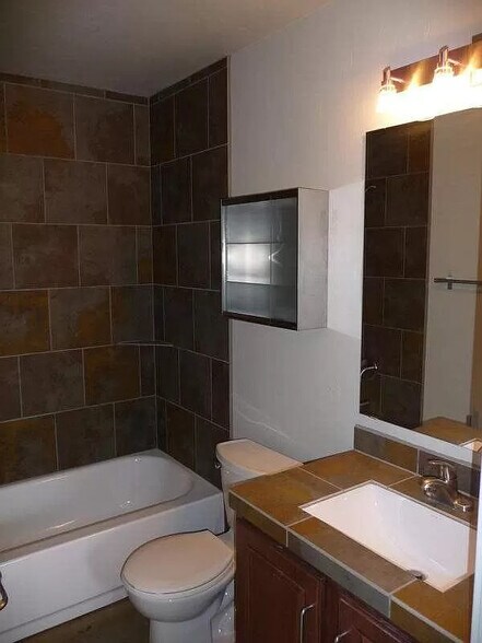 Building Photo - 312 S Cherry Ave