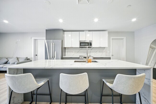 Building Photo - 25 2nd St
