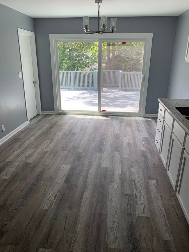 Building Photo - 447 Country Club Dr