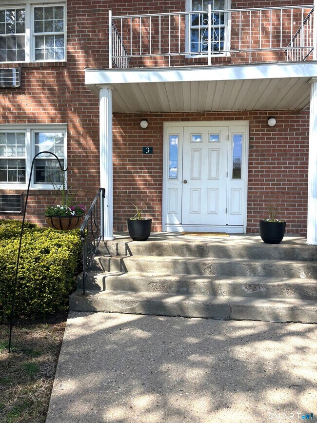 Building Photo - 1250 Farmington Ave