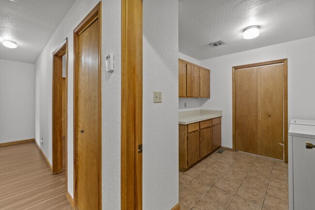 Building Photo - 103 E Miller Ct