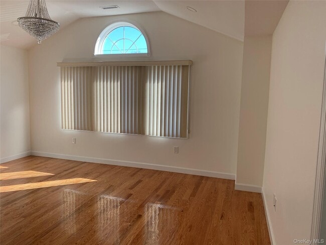 Building Photo - 97 Gainsborg Ave E