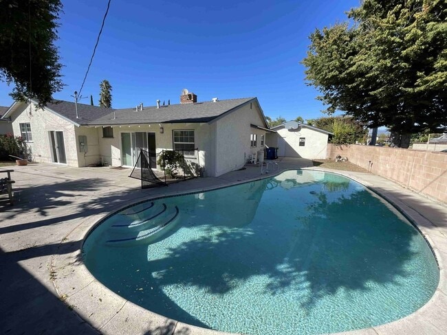 Building Photo - COMPLETELY REMODELED WOODLAND HILLS POOL H...