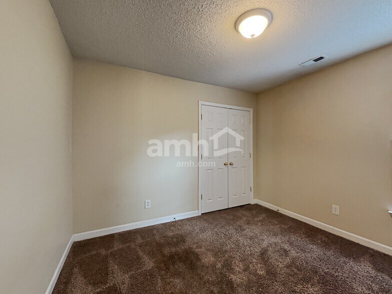 Building Photo - 2208 Thorn Crest Dr