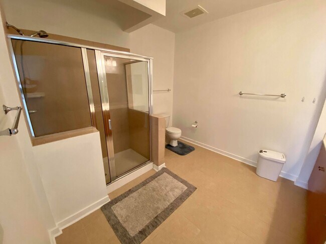 Building Photo - Charming 2Bedroom/2Bath Condo in Heart of ...