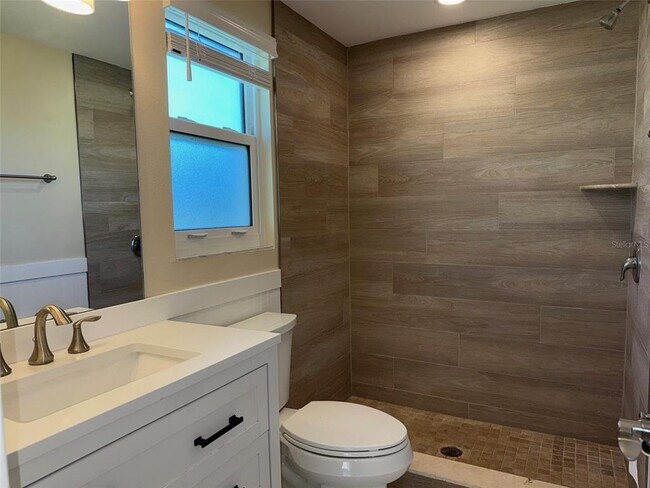 Building Photo - 654 Harvey St