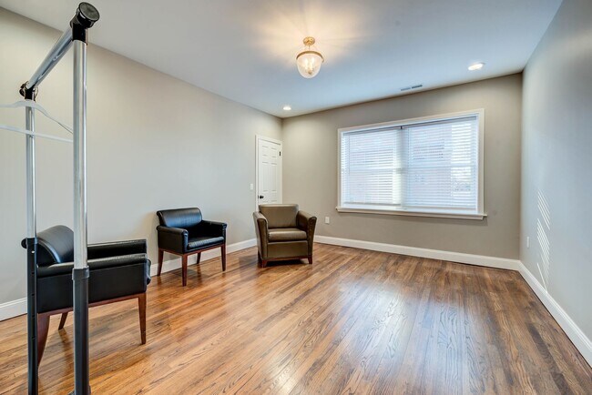 Building Photo - CONDO ON THE HILL 3 BED 1 BATH - Hardwood ...