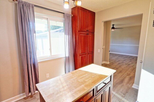 Building Photo - 975 Barbizon Dr
