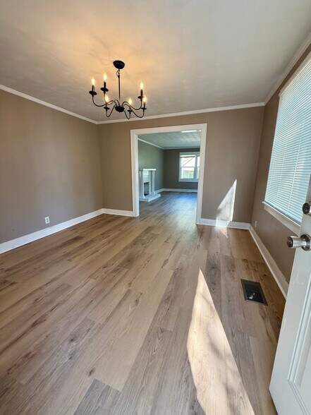 Building Photo - 1105 E 5th St