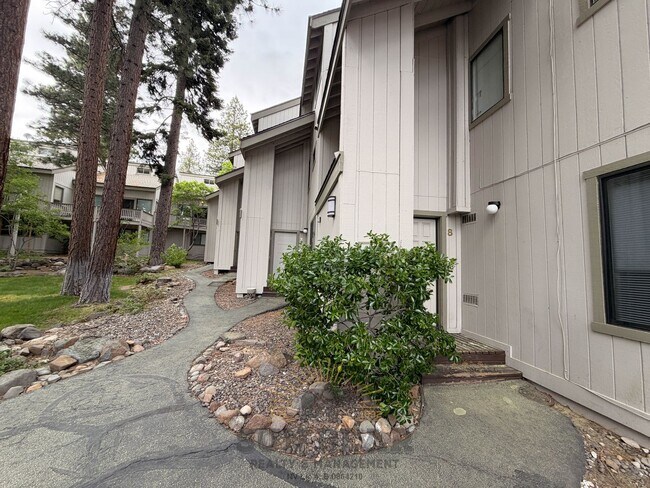 Building Photo - 3 Bedroom, 2.5 bath condo - Central Incline!  Being Painted!