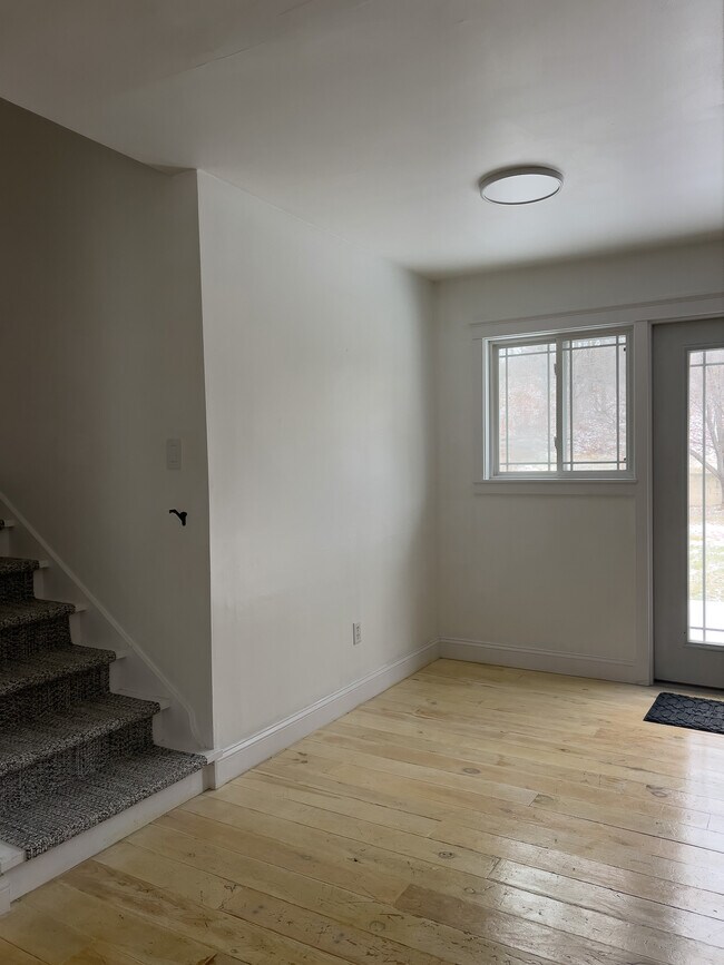 Building Photo - 10571 Center Rd