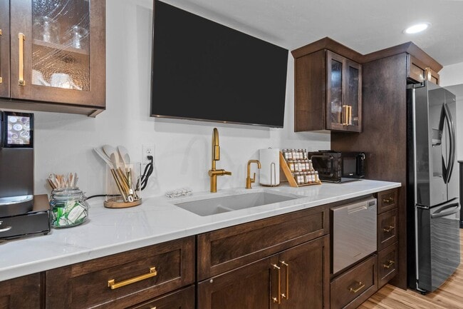 Building Photo - 1095 April Ln