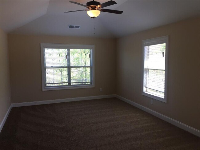 Building Photo - Prime 30265 location, swim/HOA community, ...