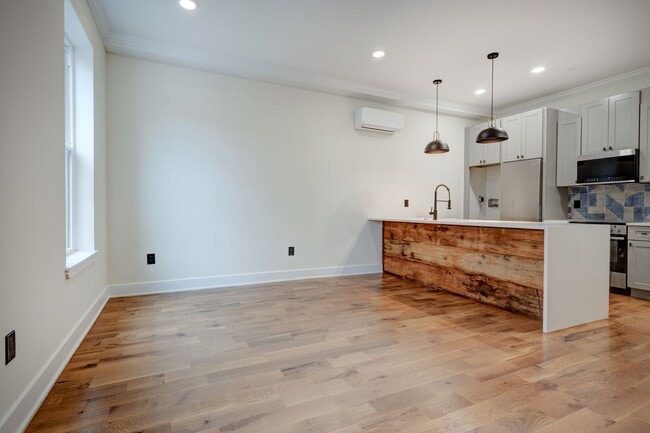 Building Photo - Spacious & Stylish Studio Apartment on W D...