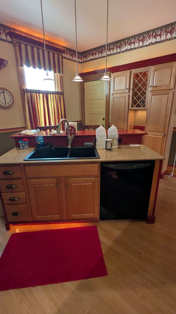 Building Photo - Welcome to this fully furnished 3-bedroom, 1.5-bath home in Massillon