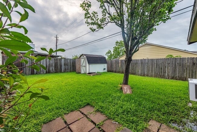 Building Photo - 3503 Riverside Dr