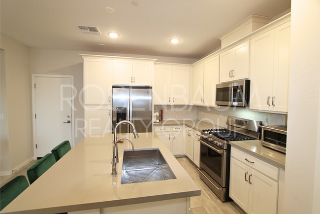 Building Photo - Stunning 3-beds, 2.5-baths townhome in the...