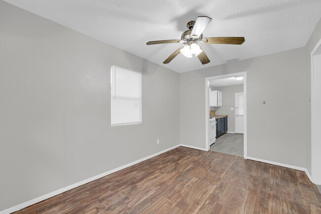 Building Photo - SPACIOUS! LOCATION!
