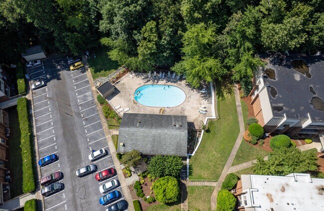 Building Photo - 2 Bedroom Condo In CHAPEL HILL!