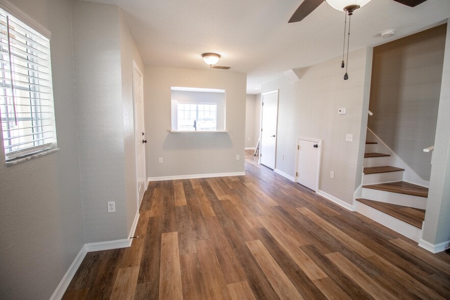 Building Photo - 405 S Lake Ave