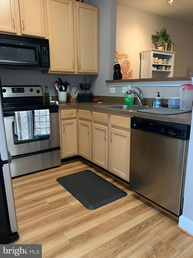 Building Photo - Charming Townhome-Style Condo with Garage ...
