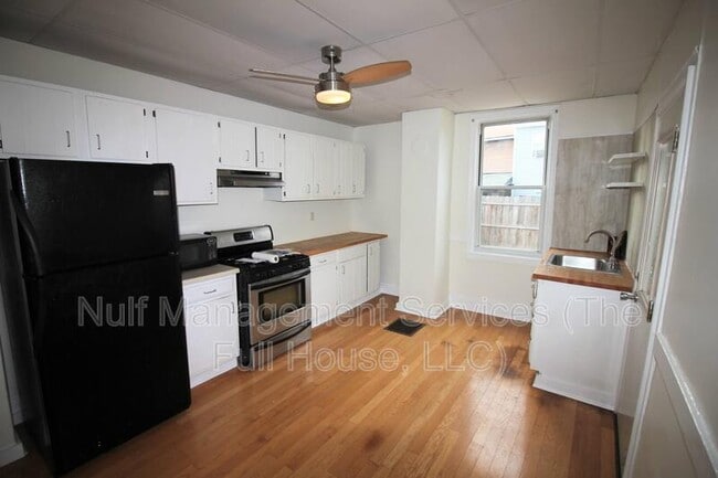 Primary Photo - 452 Pearl St