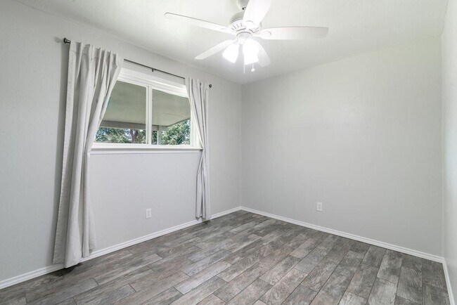 Building Photo - 1515 Glenmeadows Dr