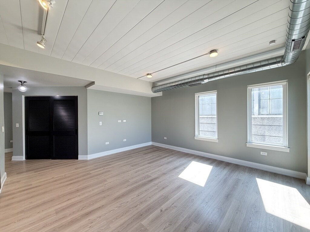 Building Photo - 941 W Belmont Ave