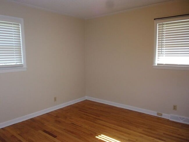 Building Photo - 3 Bedroom 2 Bath Beautifully Renovated Home in Lancaster