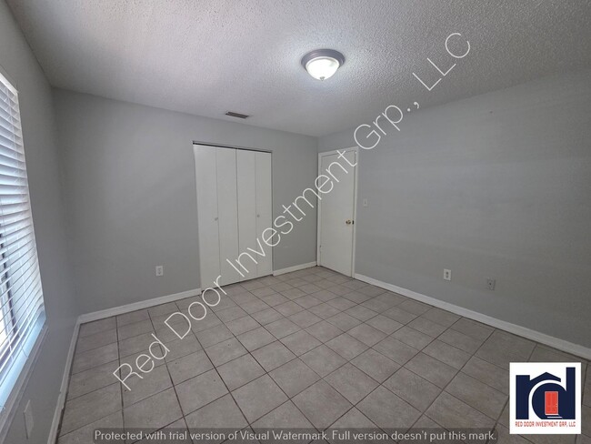 Building Photo - Spacious 3/1 Duplex with Laundry Room
