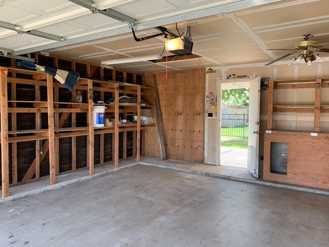 Building Photo - Beautiful 3 Bed West Bakersfield Home W/Po...