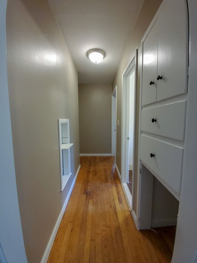 Building Photo - 2 bedroom 1 bath bungalow in Shawnee.