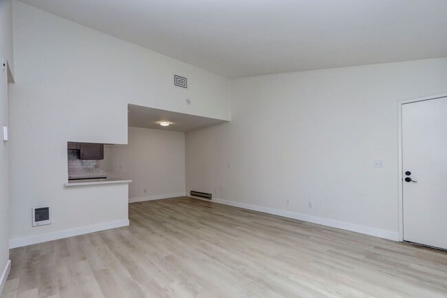 Building Photo - 845 Woodside Way